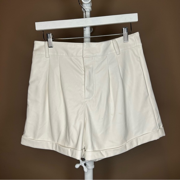 Generation Love Georgie Vegan Off-White Pearl Shorts With Cuffs Size M EUC - Picture 1 of 5